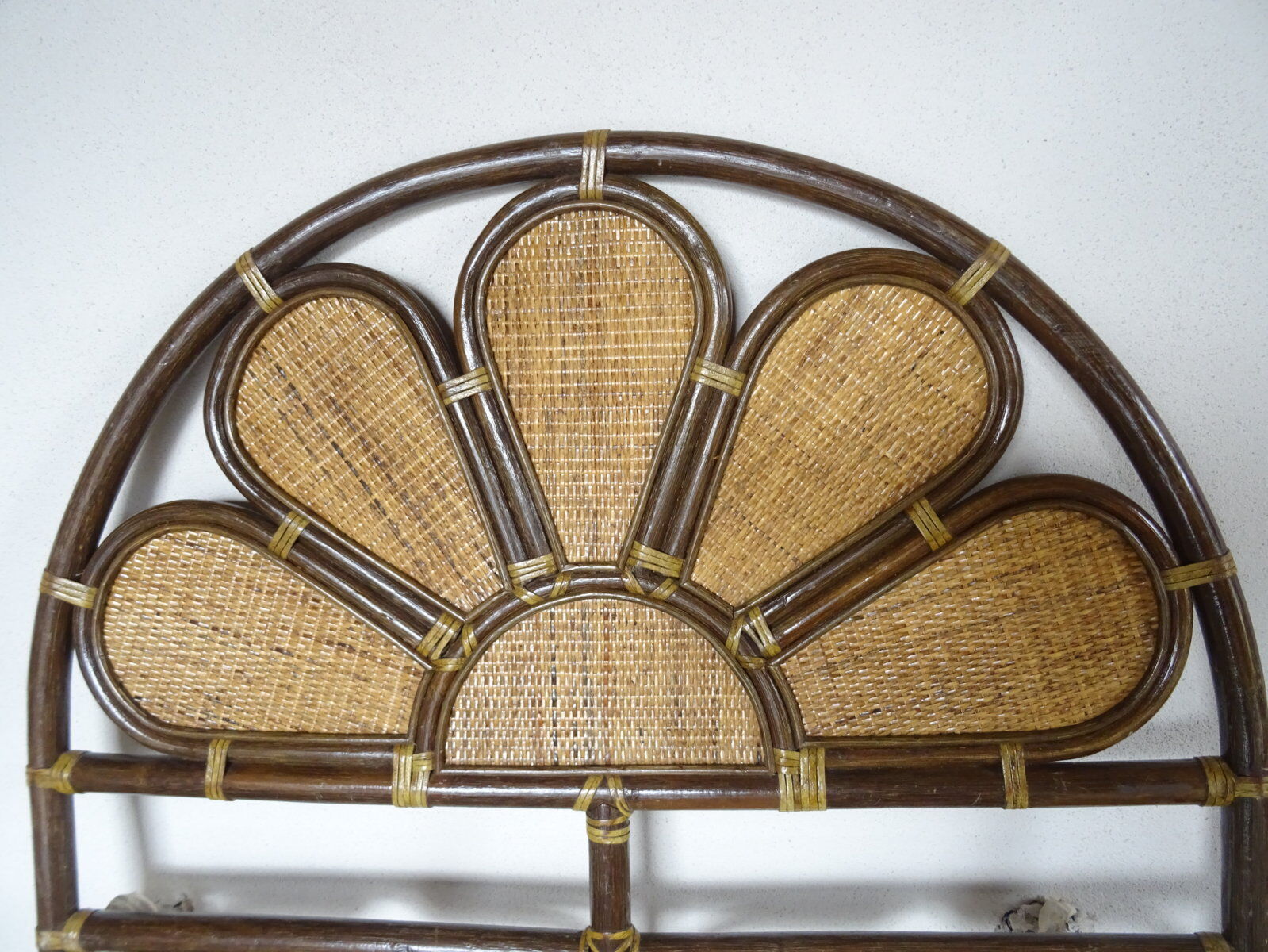 Rattan headboard "flower"