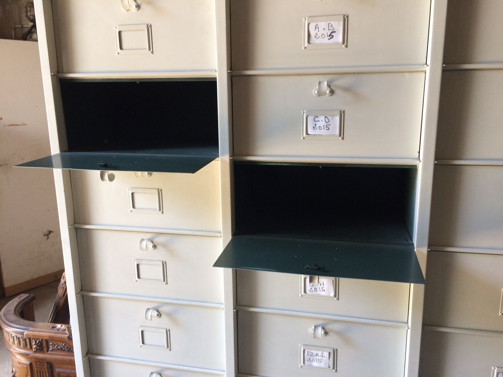 Armoire métallique blanc cassé avec 30 casiers à clapet intérieur vert forêt