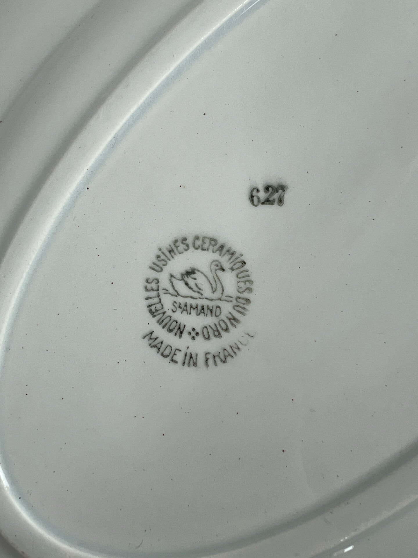 Oval presentation plate Saint Amand with bicolour floral decoration.