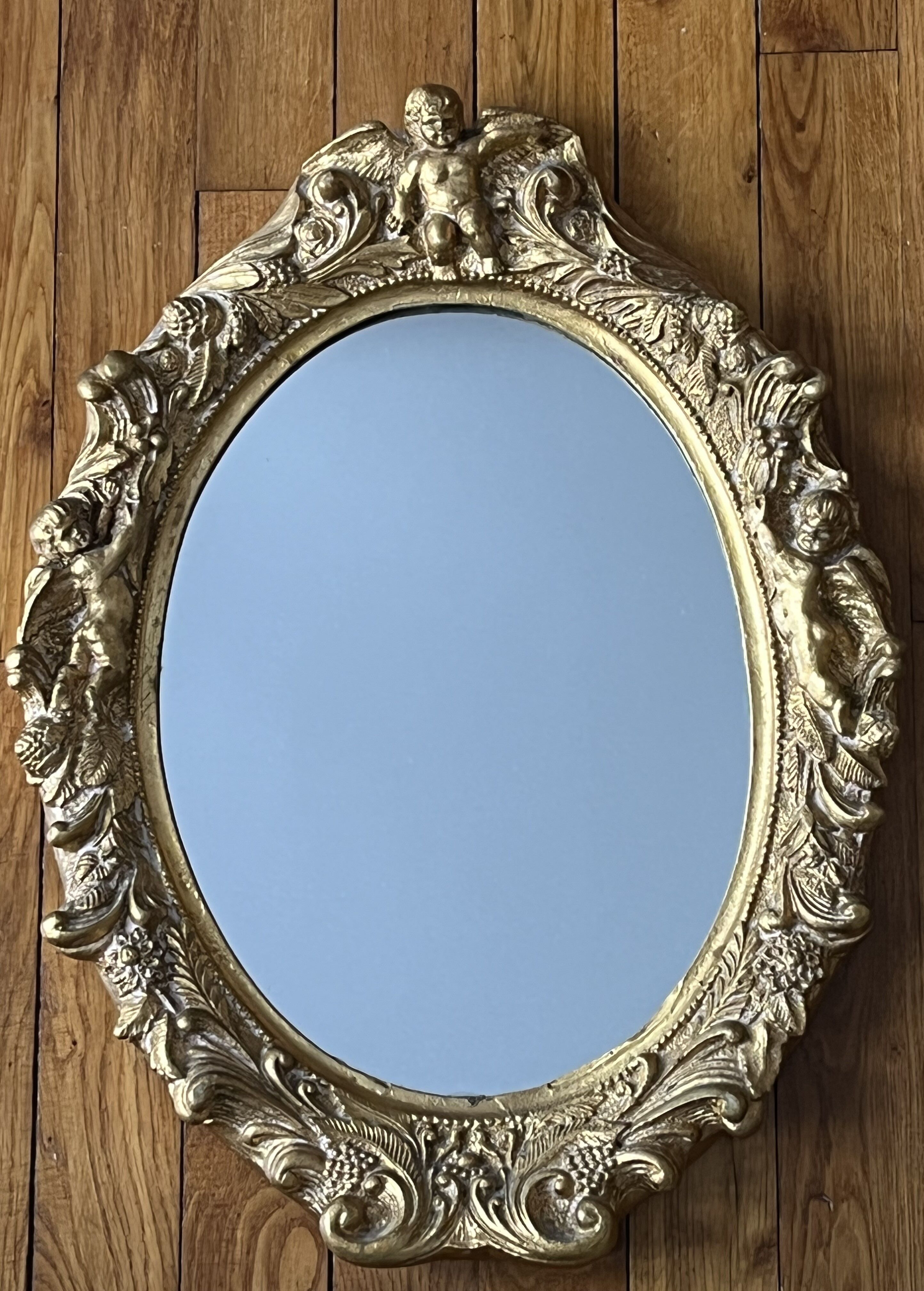 Miroir ovale mouluré doré