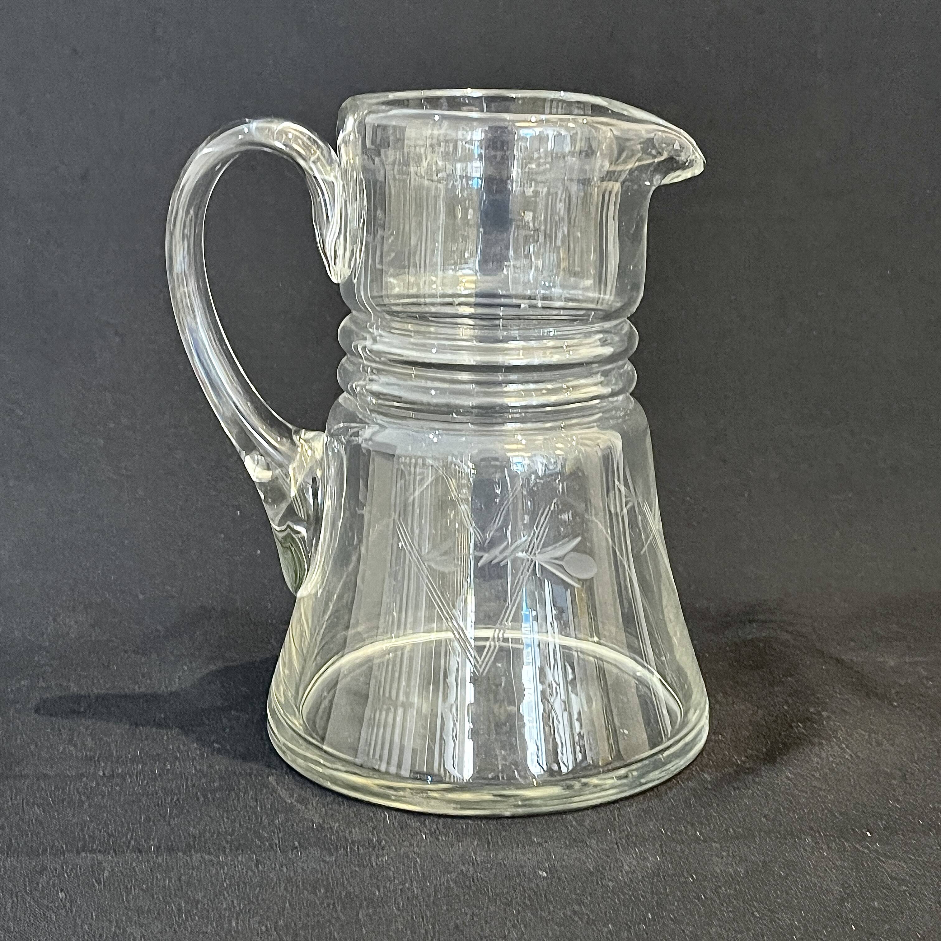 Ancienne carafe  pichet en verre soufflé  décor de feuilles ciselées 1940
