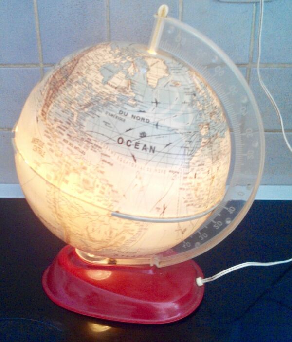 Globe terrestre lumineux, mappemonde ancienne verre lumière design Taride vintage 1950