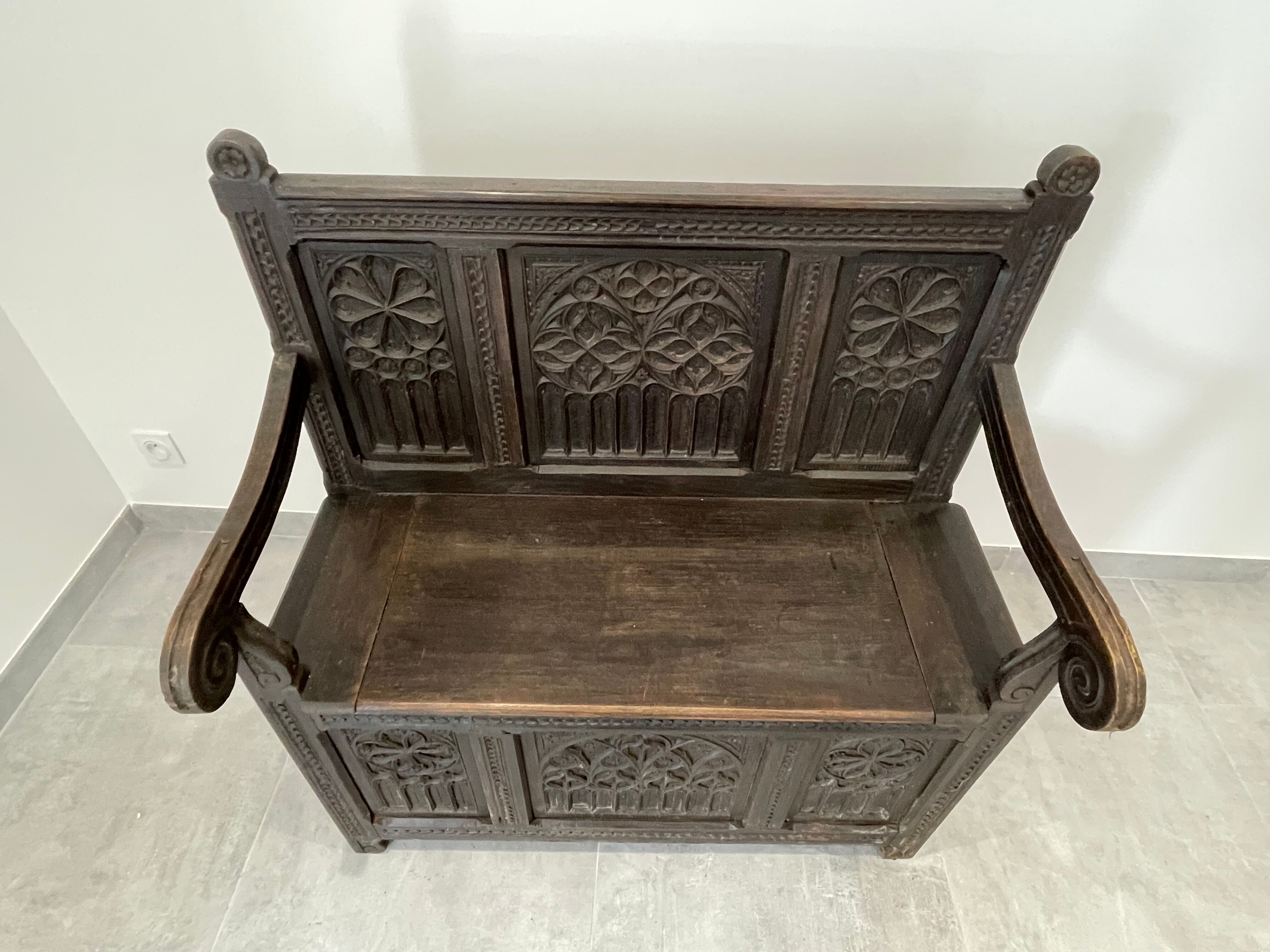 Chest bench in natural wood carved with Gothic motifs