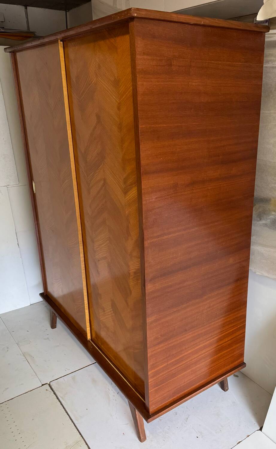 Armoire vintage à pieds compas