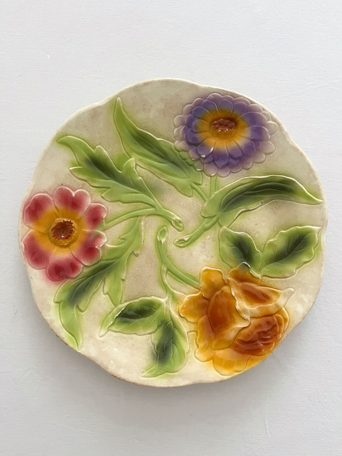 Assiette ancienne en barbotine 3 fleurs