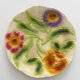 Assiette ancienne en barbotine 3 fleurs