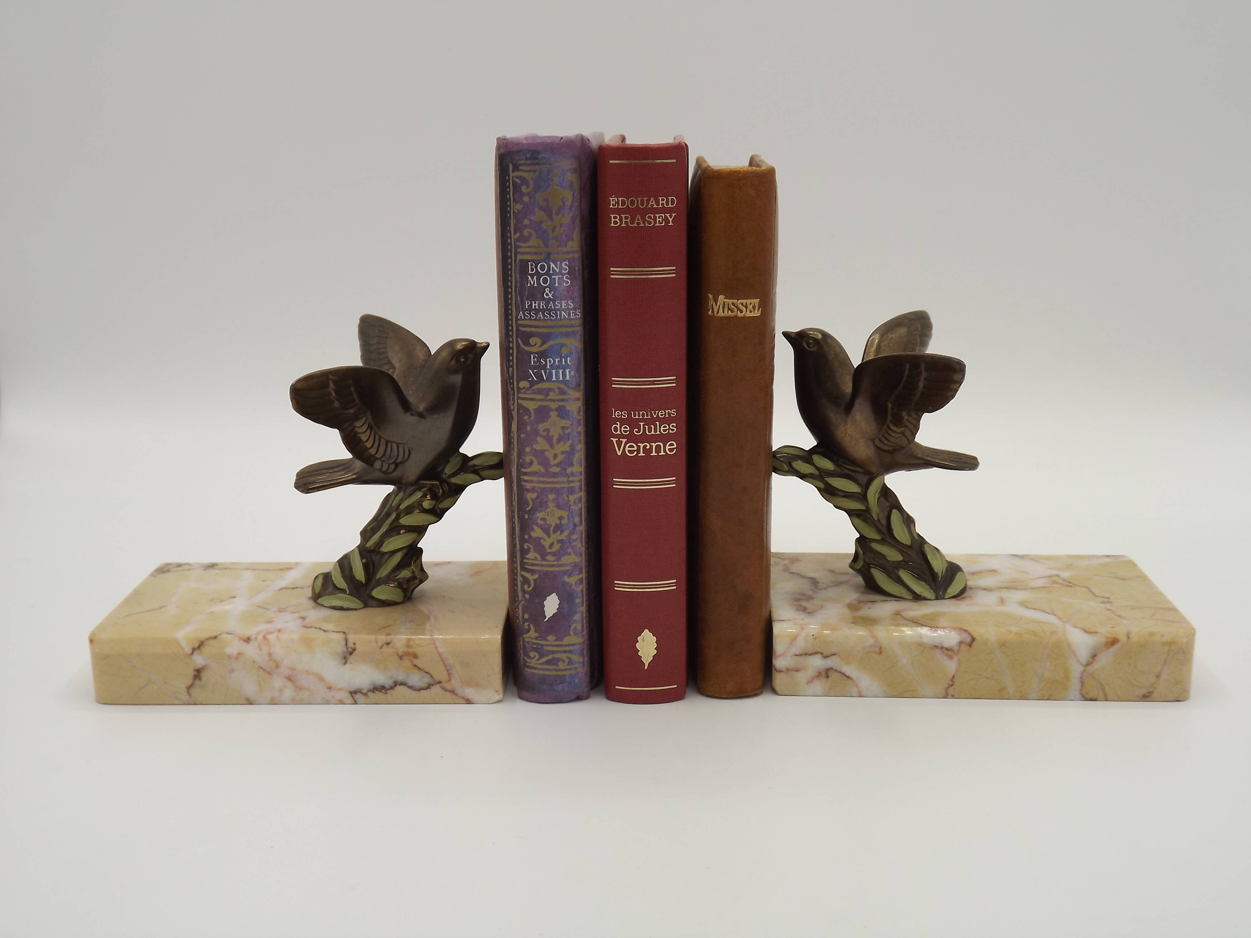 Paire de serre-livres Art déco français en étain représentant des oiseaux perchés sur une branche, socle en marbre