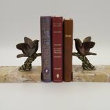 Paire de serre-livres Art déco français en étain représentant des oiseaux perchés sur une branche, socle en marbre