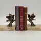 Paire de serre-livres Art déco français en étain représentant des oiseaux perchés sur une branche, socle en marbre