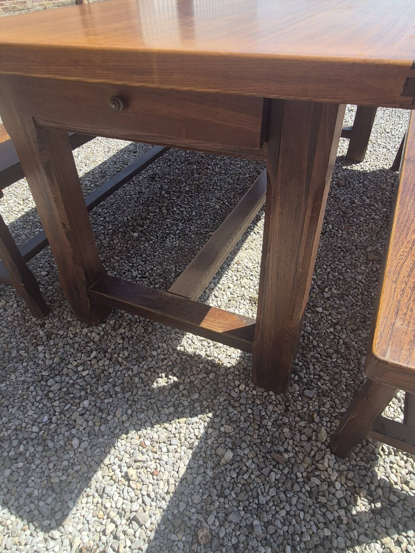 Table de ferme avec tiroirs et ses bancs