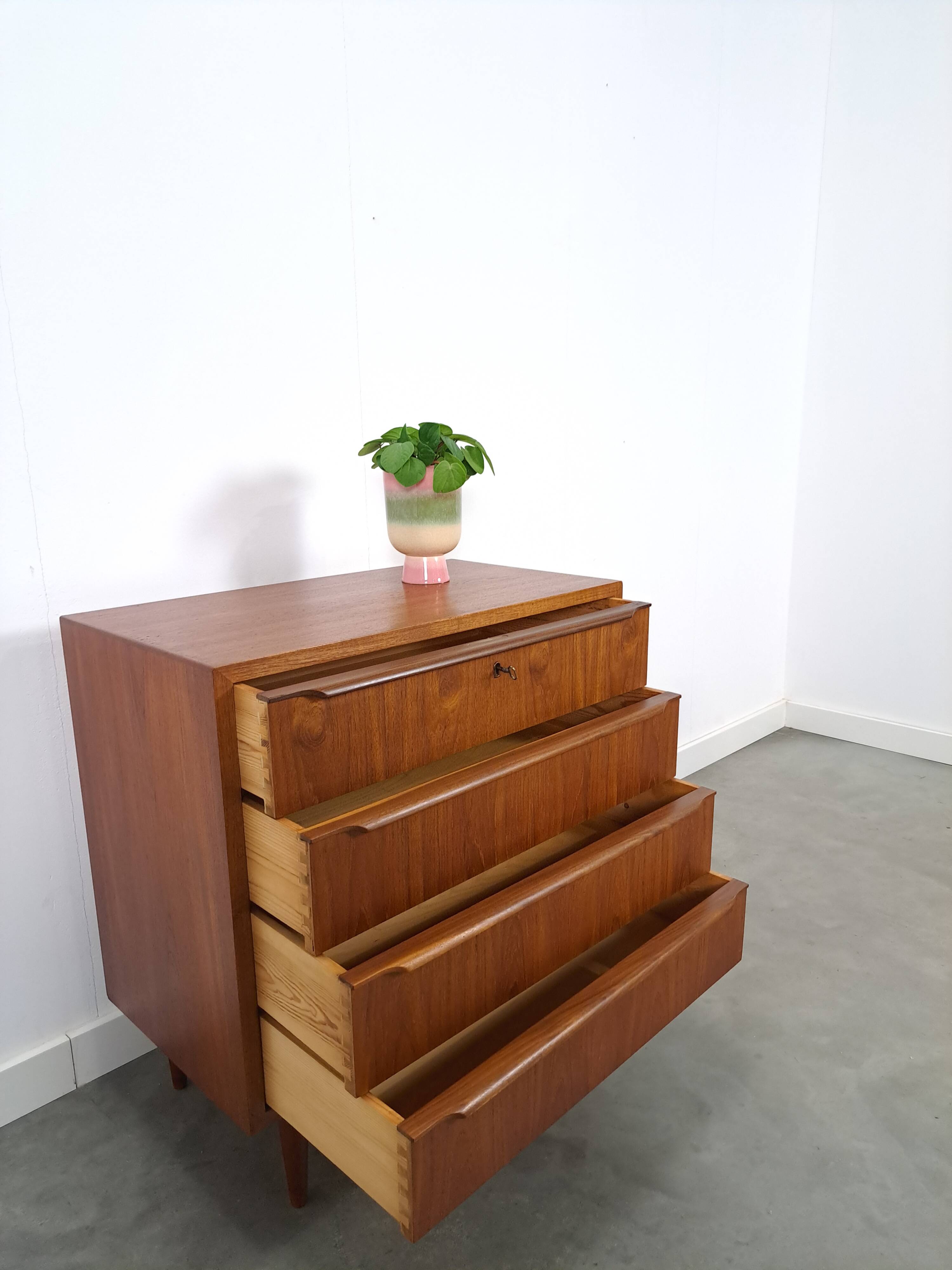 Teak Deense ladekast met 4 lades vintage