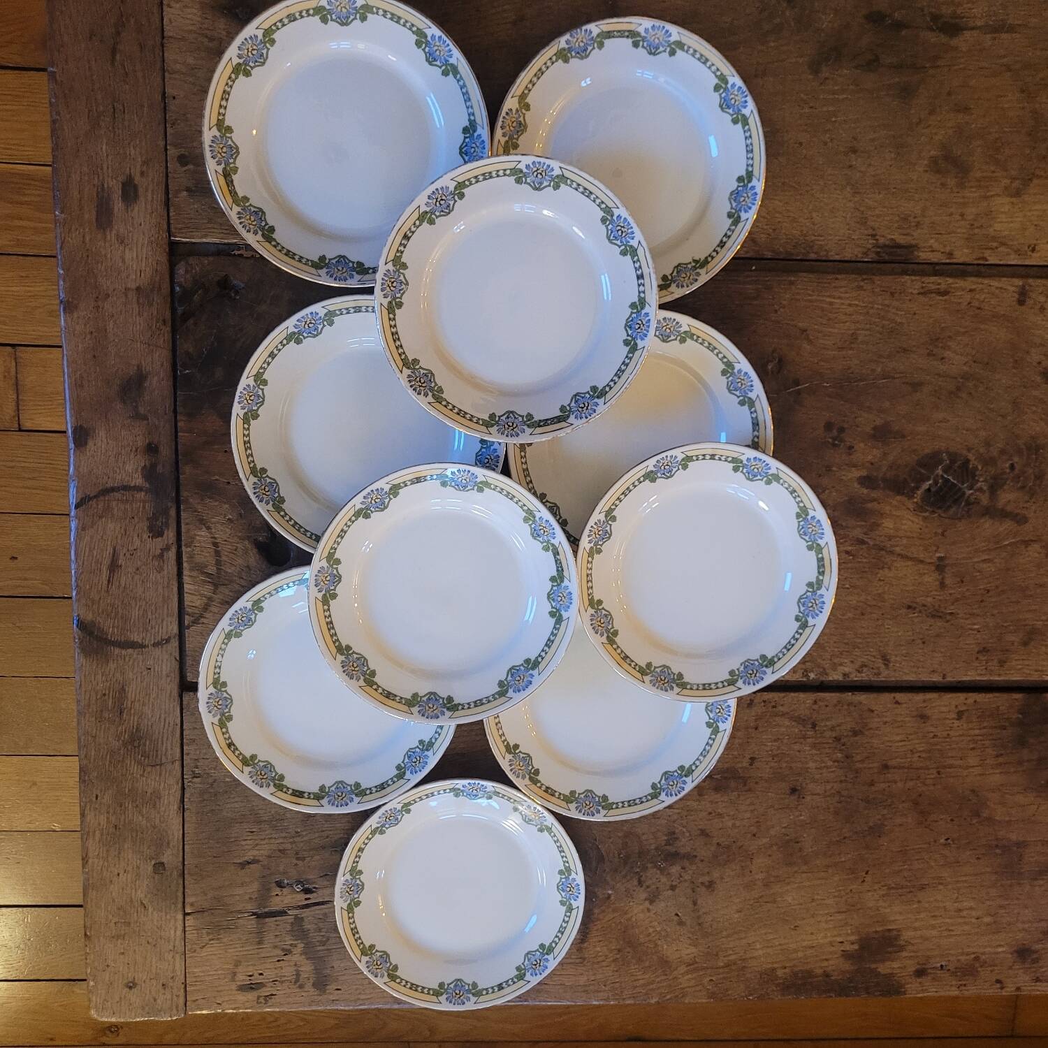 Set of 10 fine porcelain plates with Art Deco decoration.