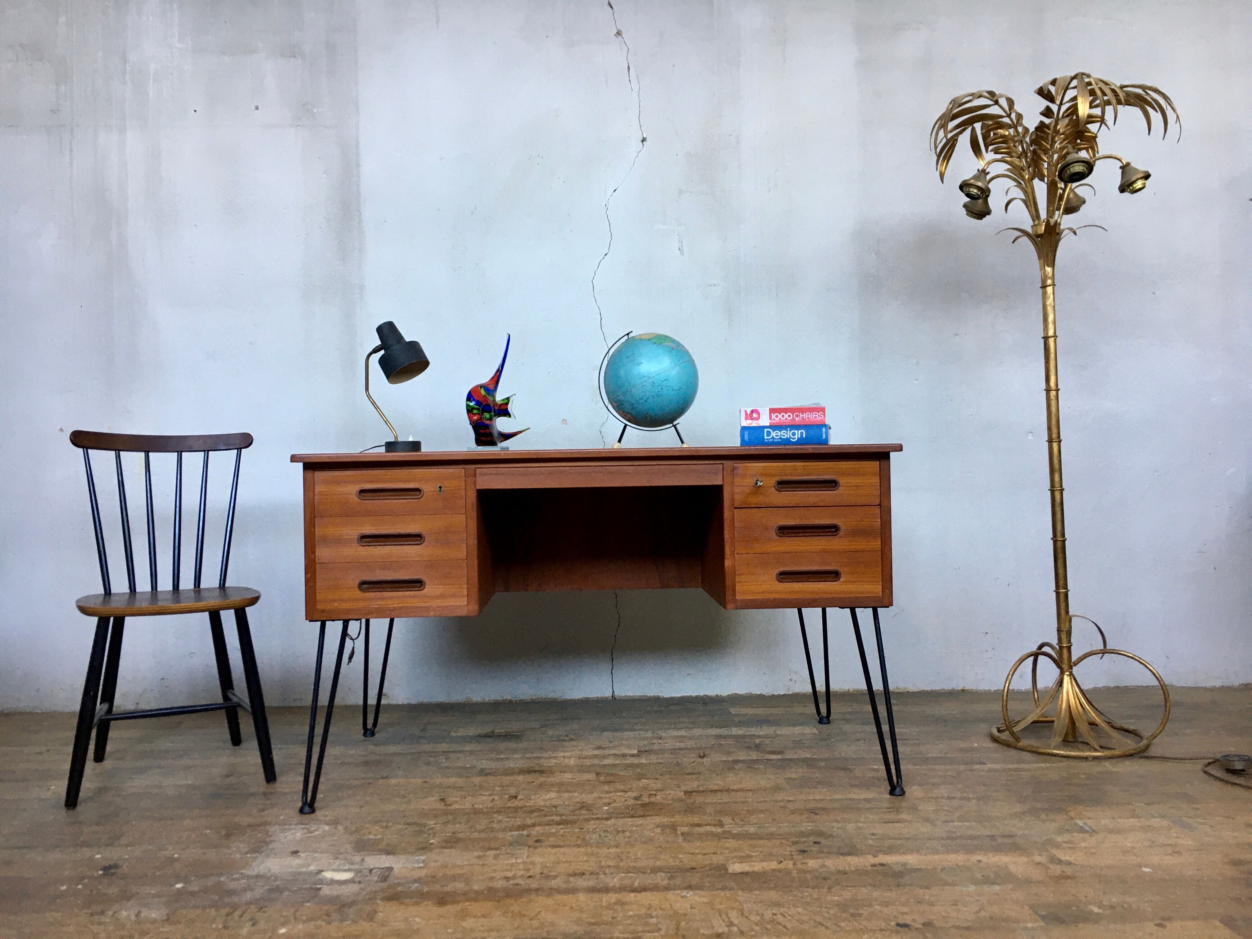 Bureau scandinave en teck avec piétement eiffel métal noir  1950 1960
