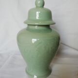 Ensemble de 2 vases à couvercle et 1 pot a gingembre céladon signée