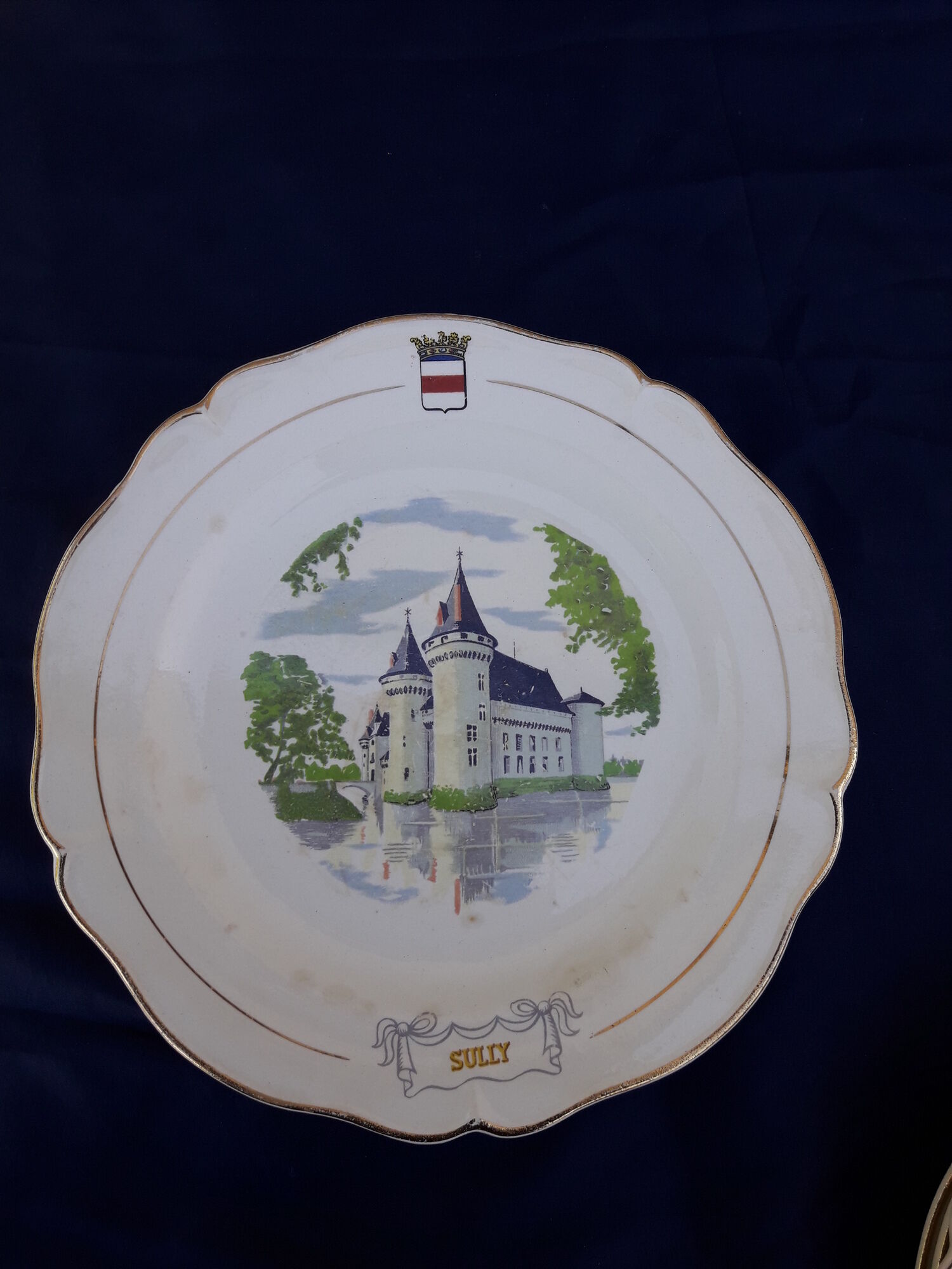 11 plates of earthenware from Gien model Châteaux de la Loire ar 22 cmmoiries diam