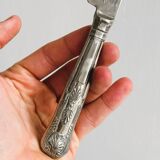 Couteau en métal argenté