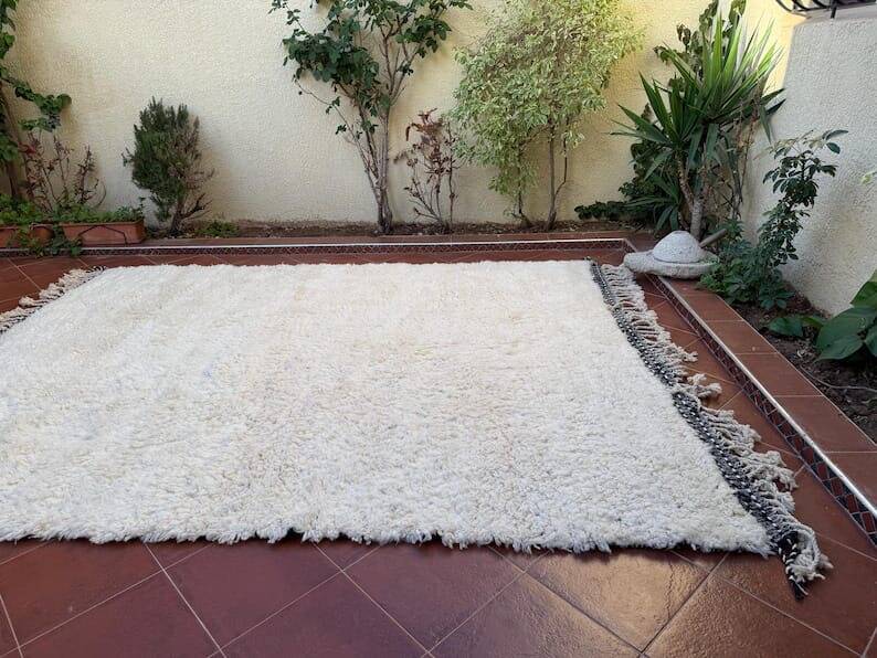 Traditional hand-woven white Berber rug, size 150 x 250 cm