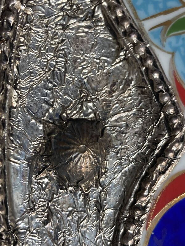 Assiette décorative Güral Porselen – Porcelaine turque – Monture métal arge