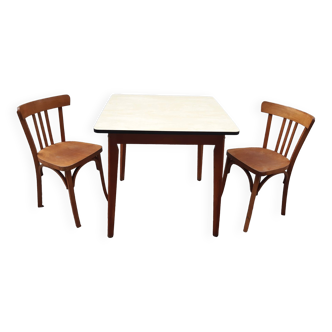 Table et chaises bistrot