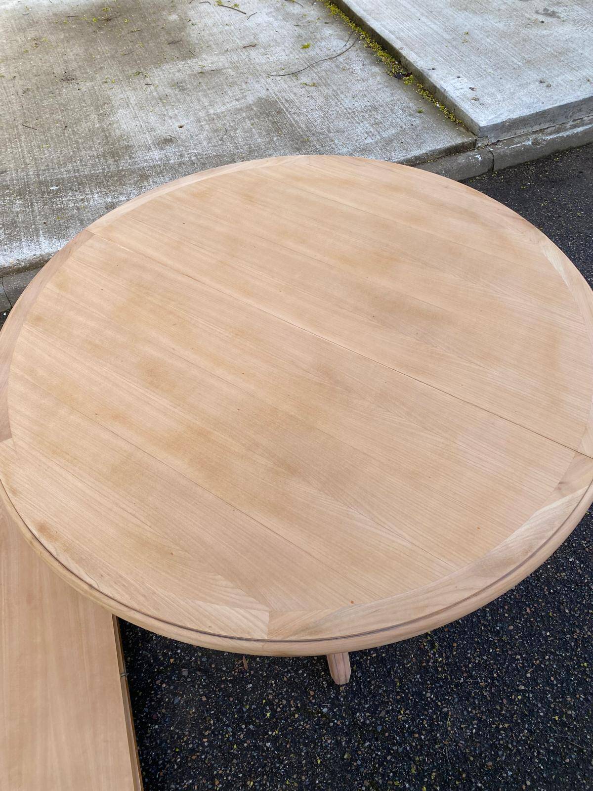 Renovated round extendable dining table with a central wooden leg, 110-210cm.