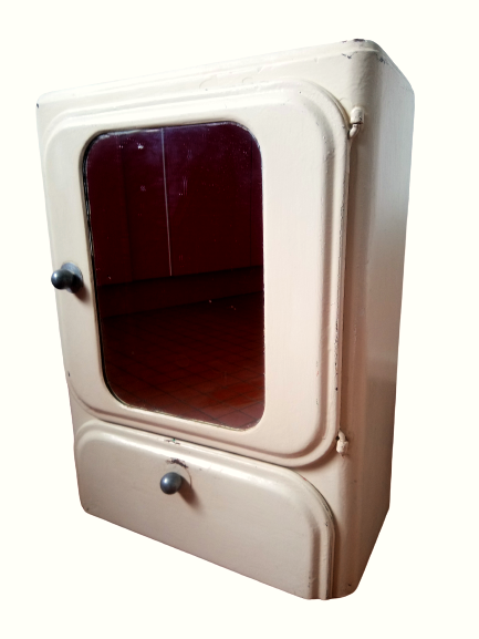 Medicine cabinet of the 40s in sheet metal