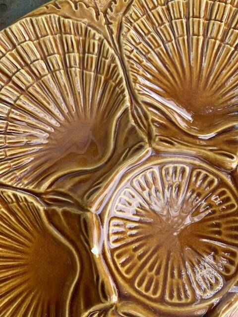 3 plates with oysters, shells, ceramic slurry ochre, majolica, made in portugal