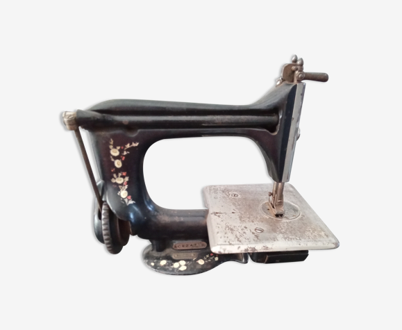 Hand sewing machine