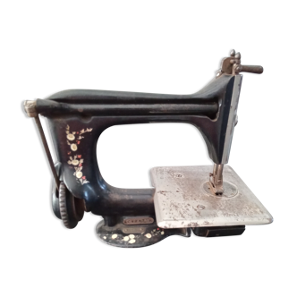 Hand sewing machine