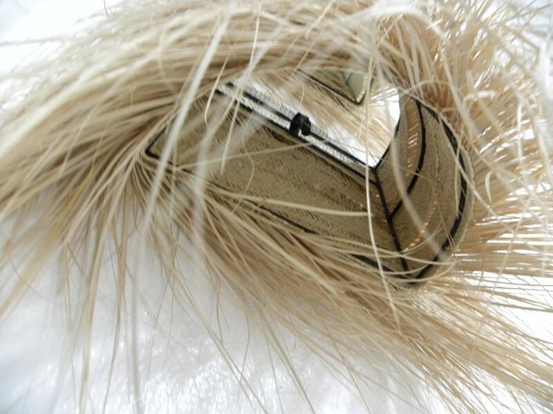 Wall lamp in natural fibres, woven straw with fringes.