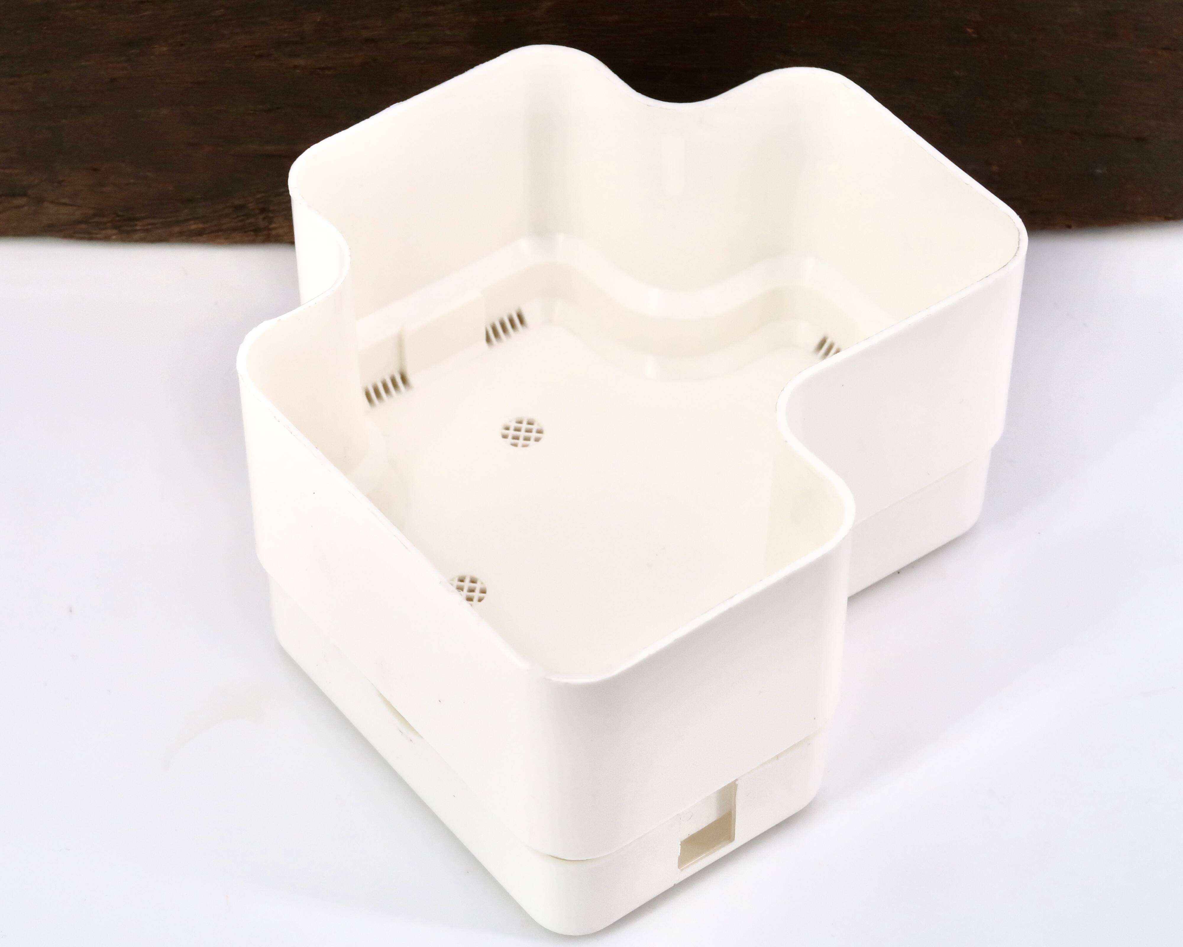 Vastill planter in white plastic by Michael McCann