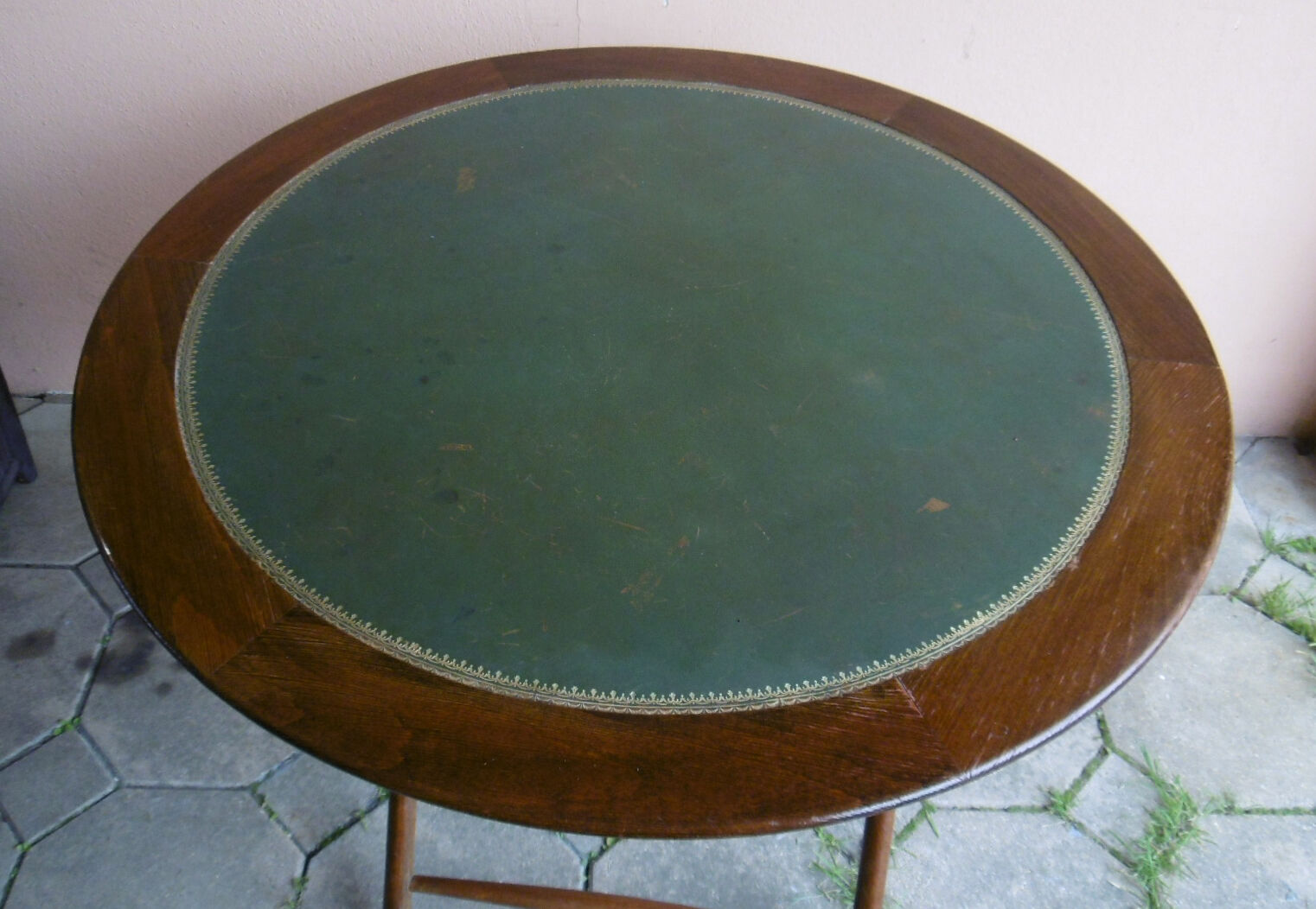 Round and folding bridge table