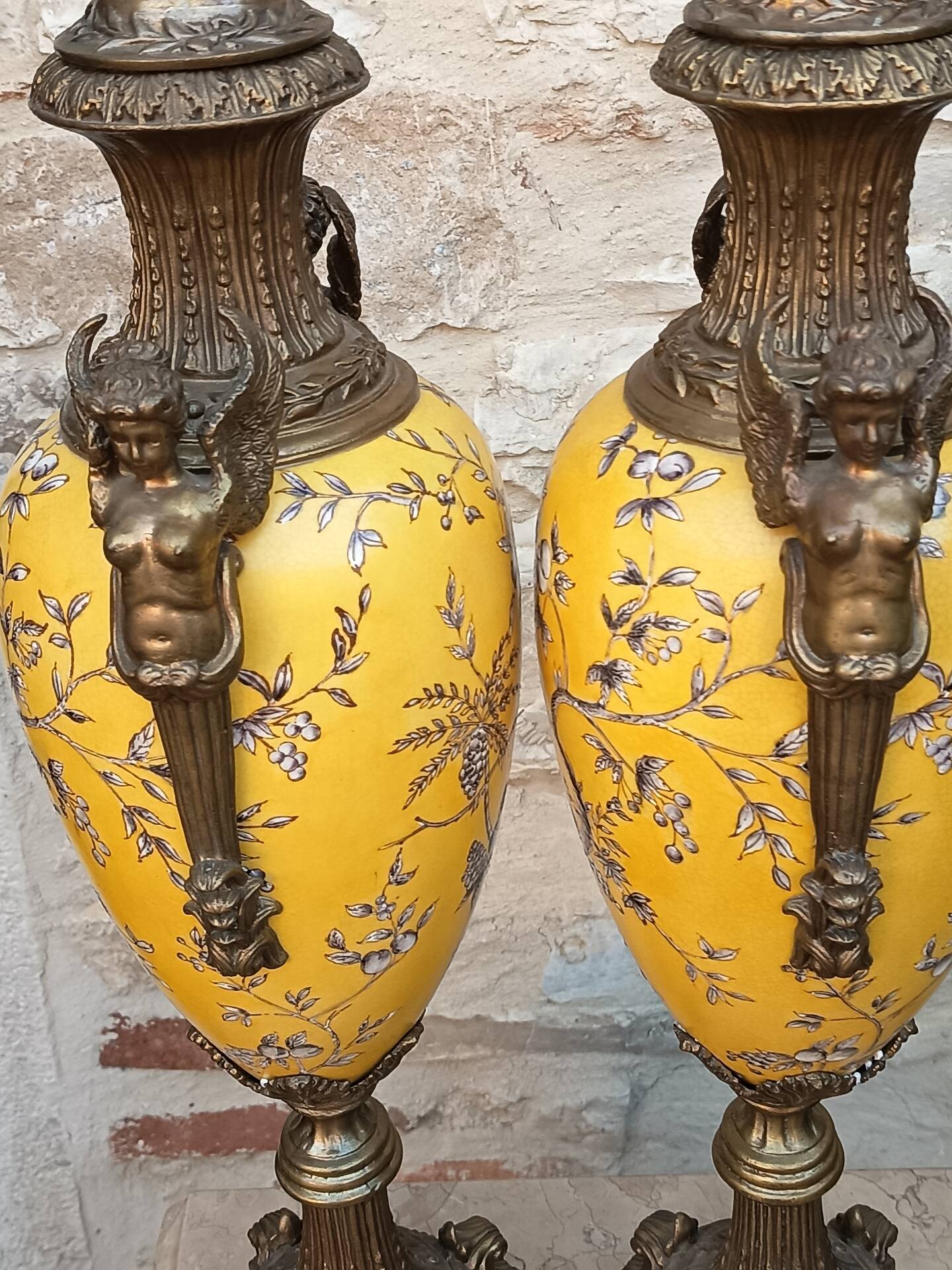 Paire de grands vases couverts - 60cm - faïence jaune
