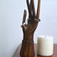 Main baguier en bois sculpté