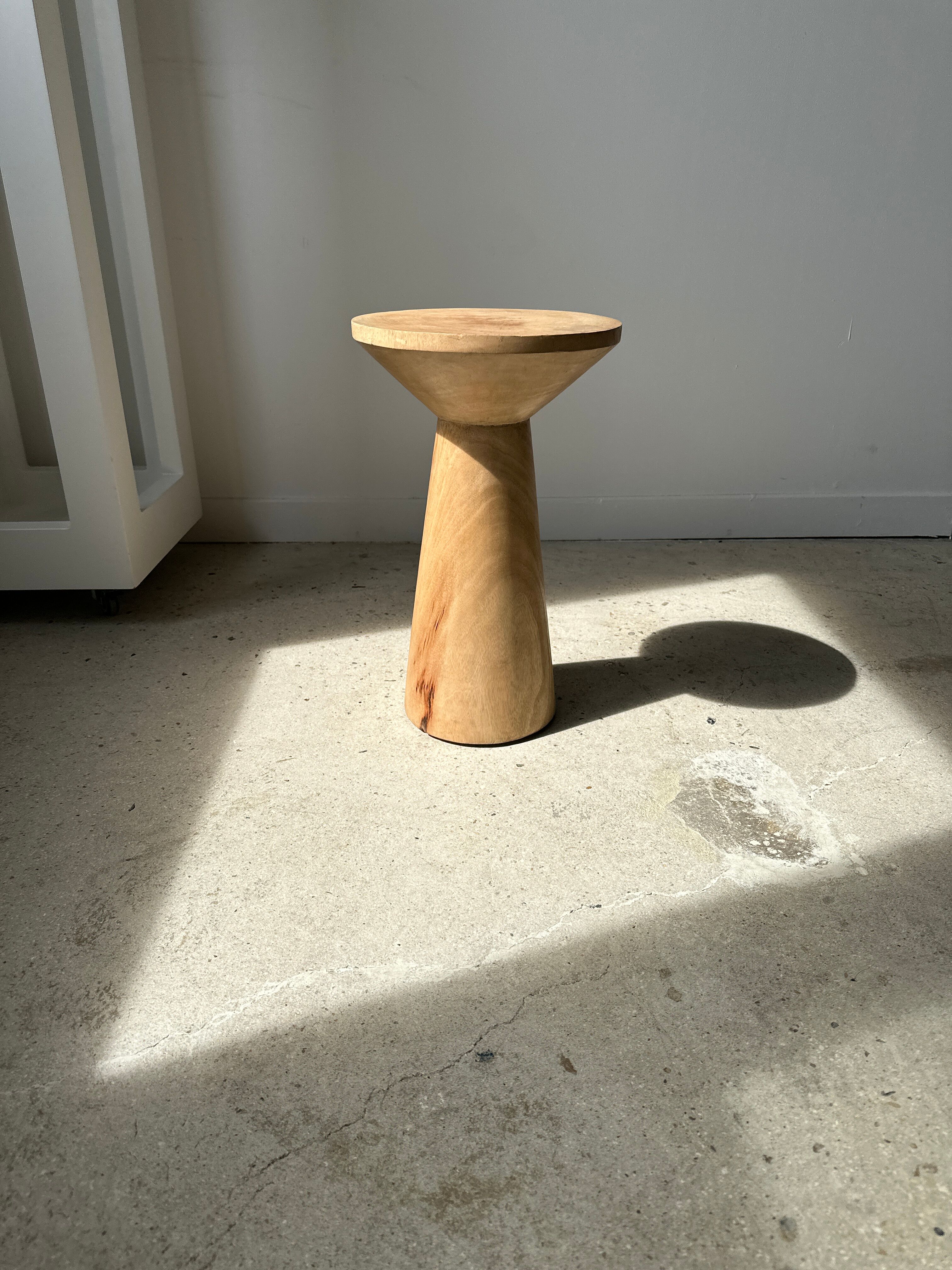 Side table, end of sofa in natural mango monoxyl conical tray H:50cm
