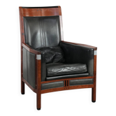 Fauteuil en cuir de vachette noir Art Déco avec un design en bois et un dossier haut.