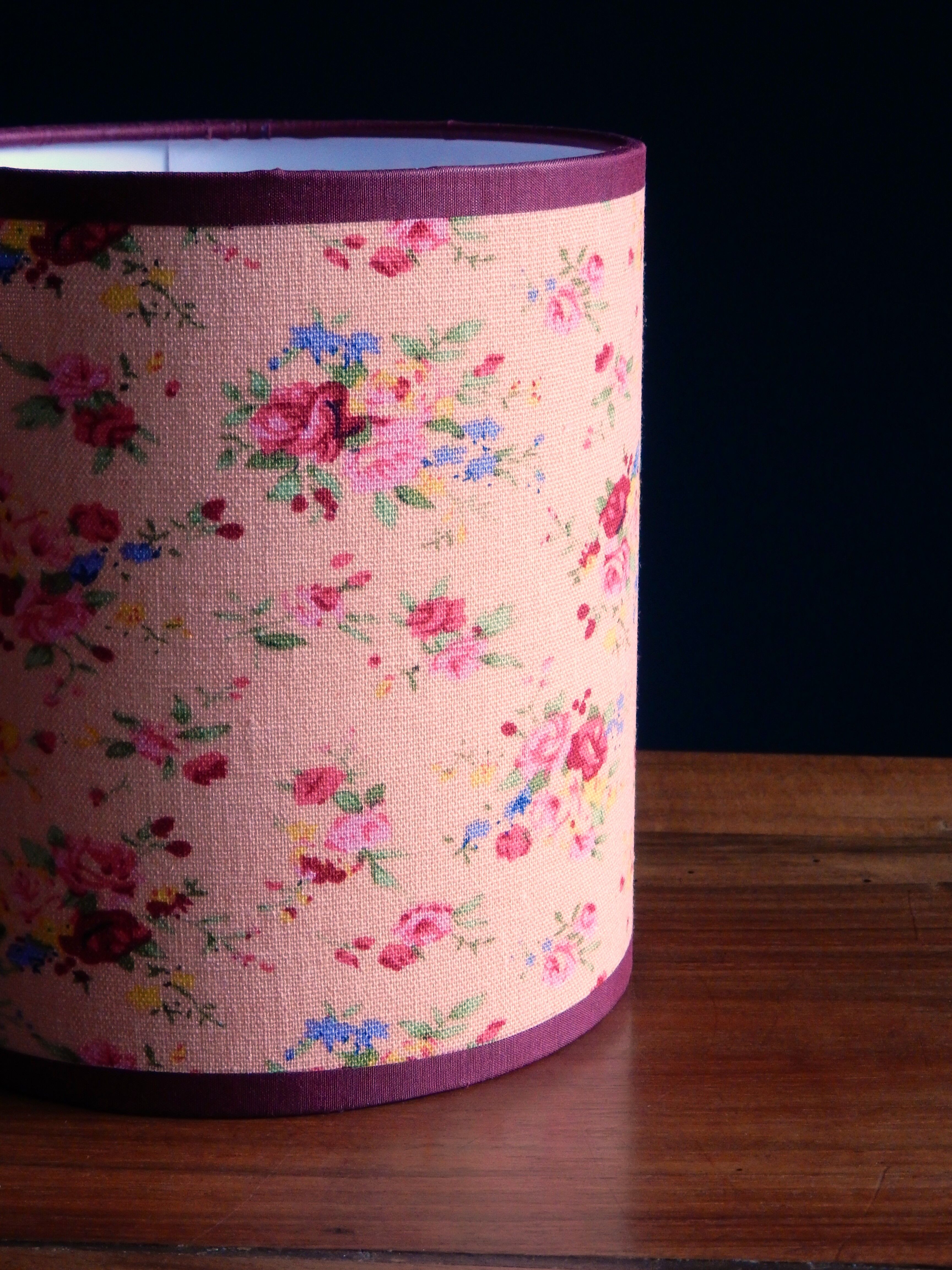 Abat-jour en lin fleuri dans le style Liberty