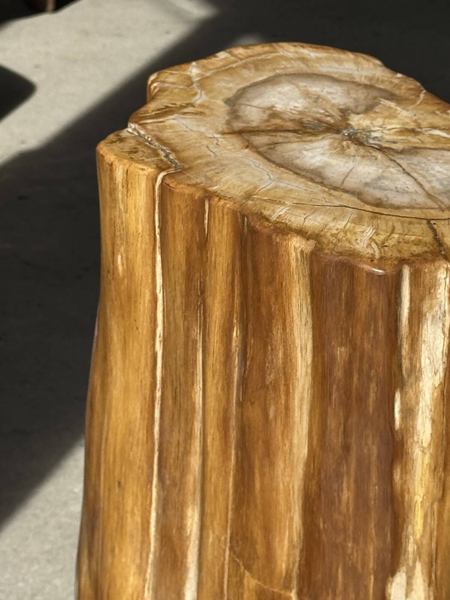 Table d'appoint en bois pétrifié orange doré et blanche ovale H46 D38 - 333