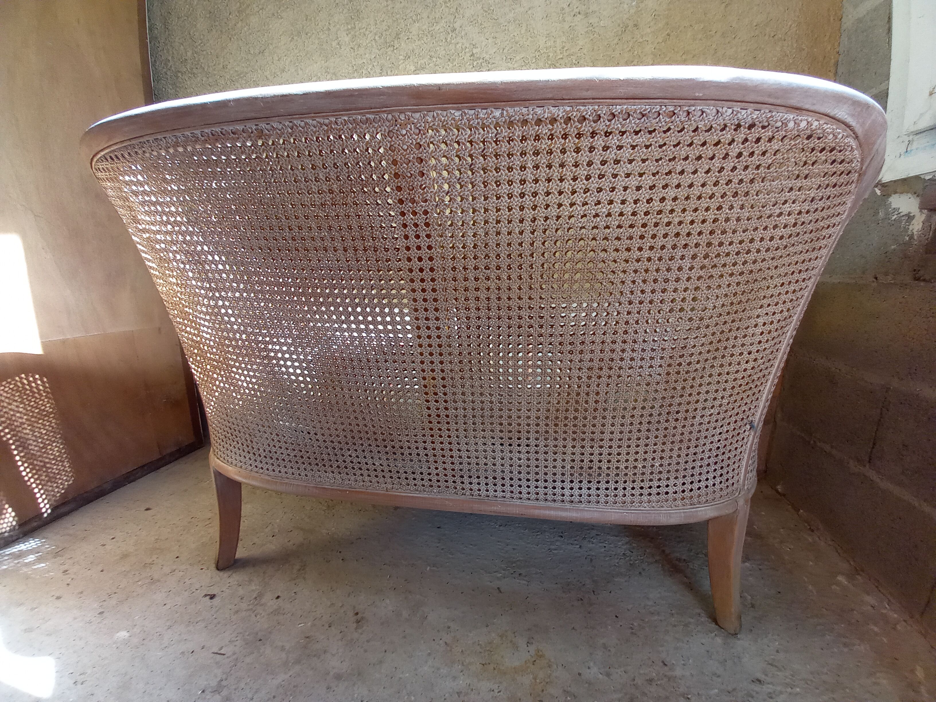 Canned bench basket