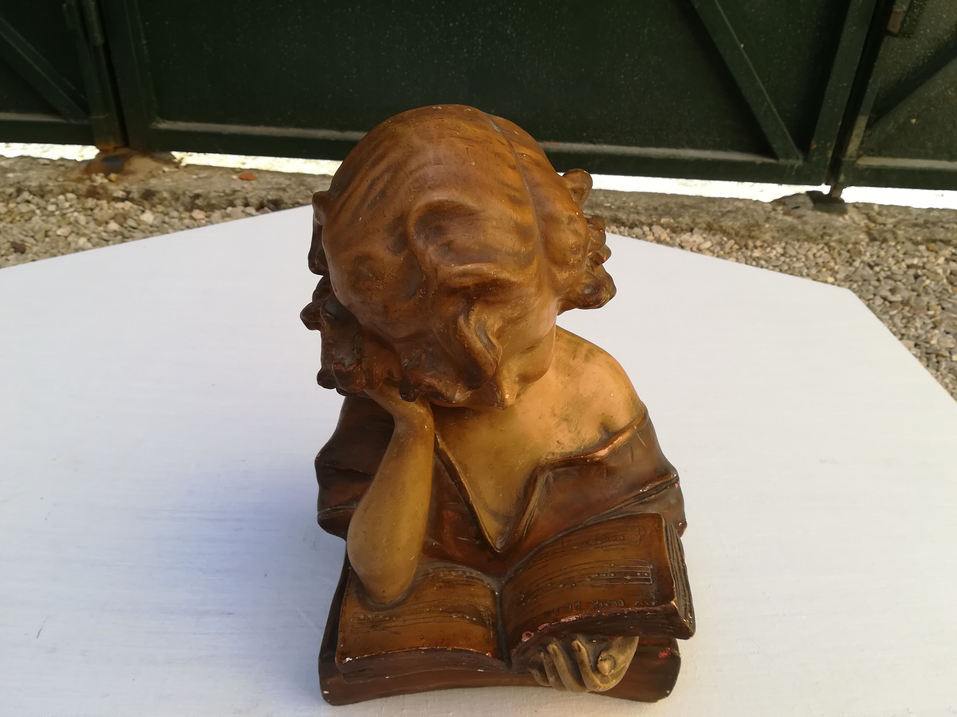Plaster bust reader