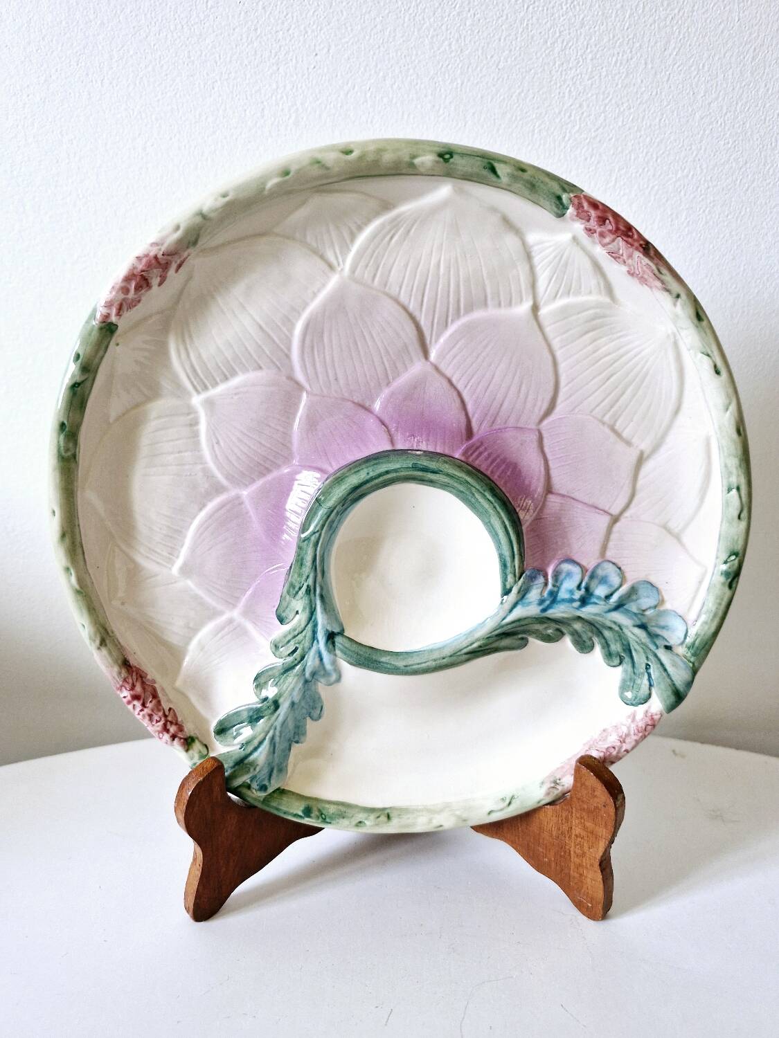 2 vintage artichoke plates in majolica.