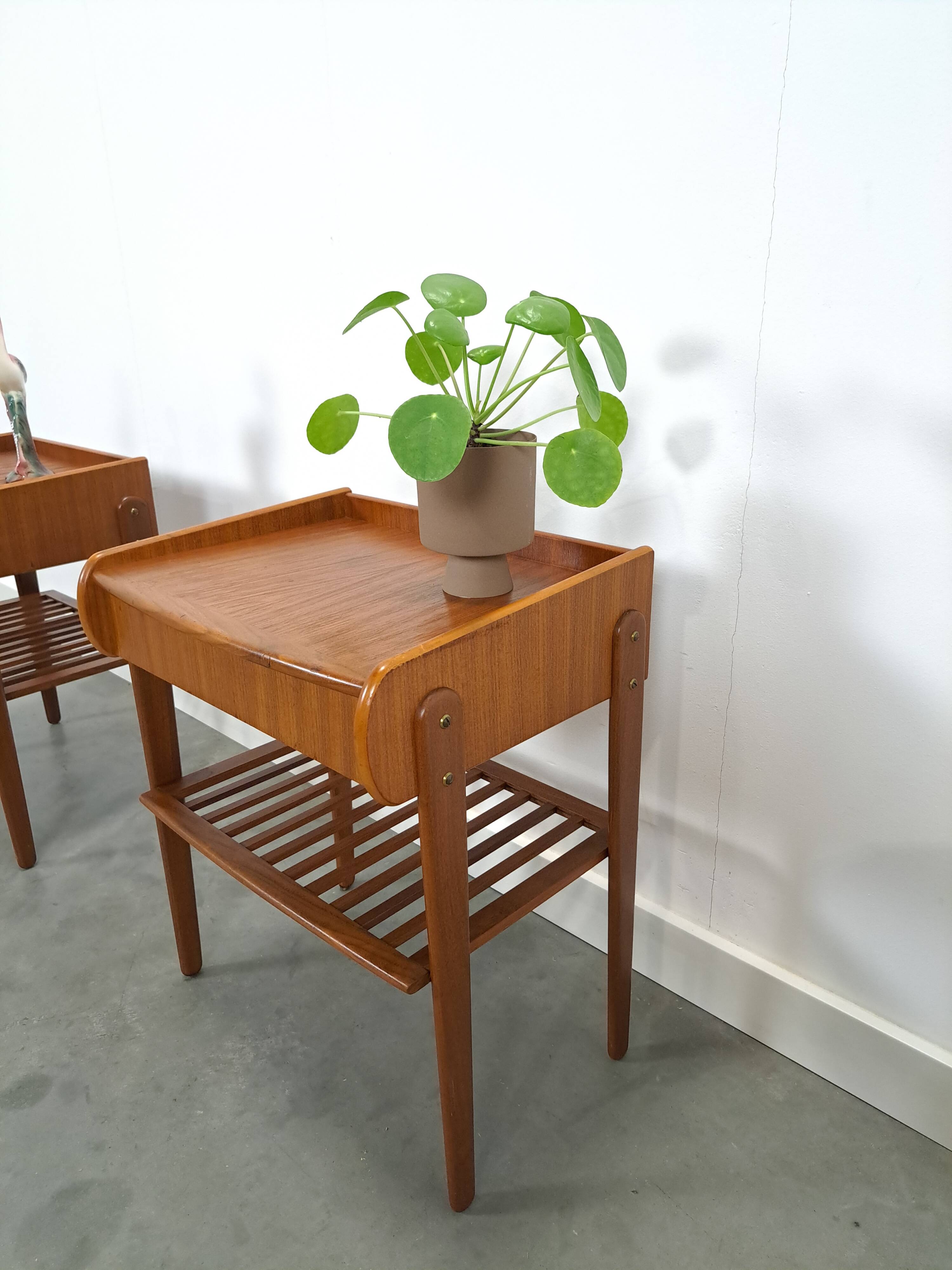 Teak fineer nachtkastjes set met lade uit Zweden