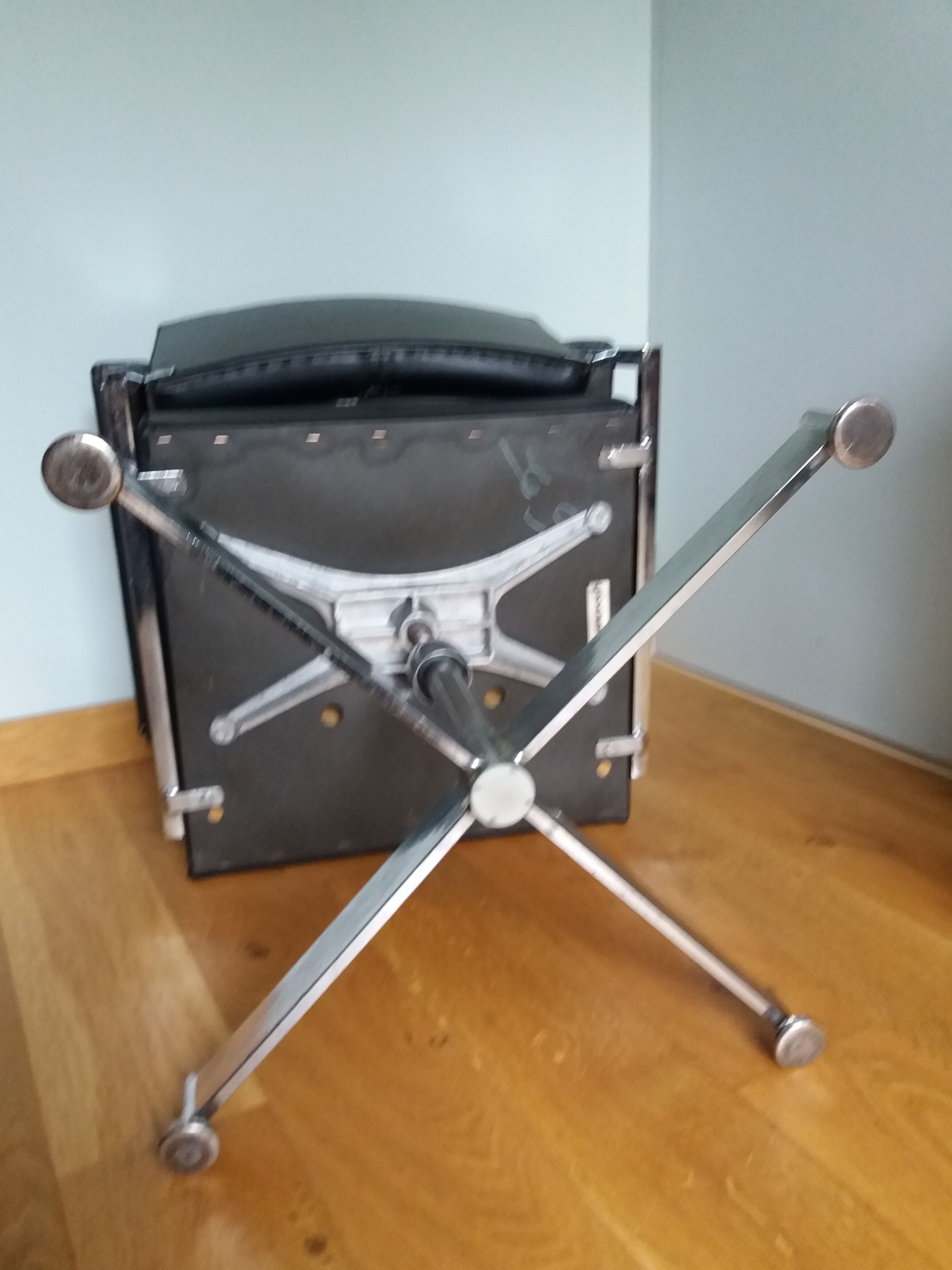 Swivel office chair Strafor with chrome metal and black faux leather.