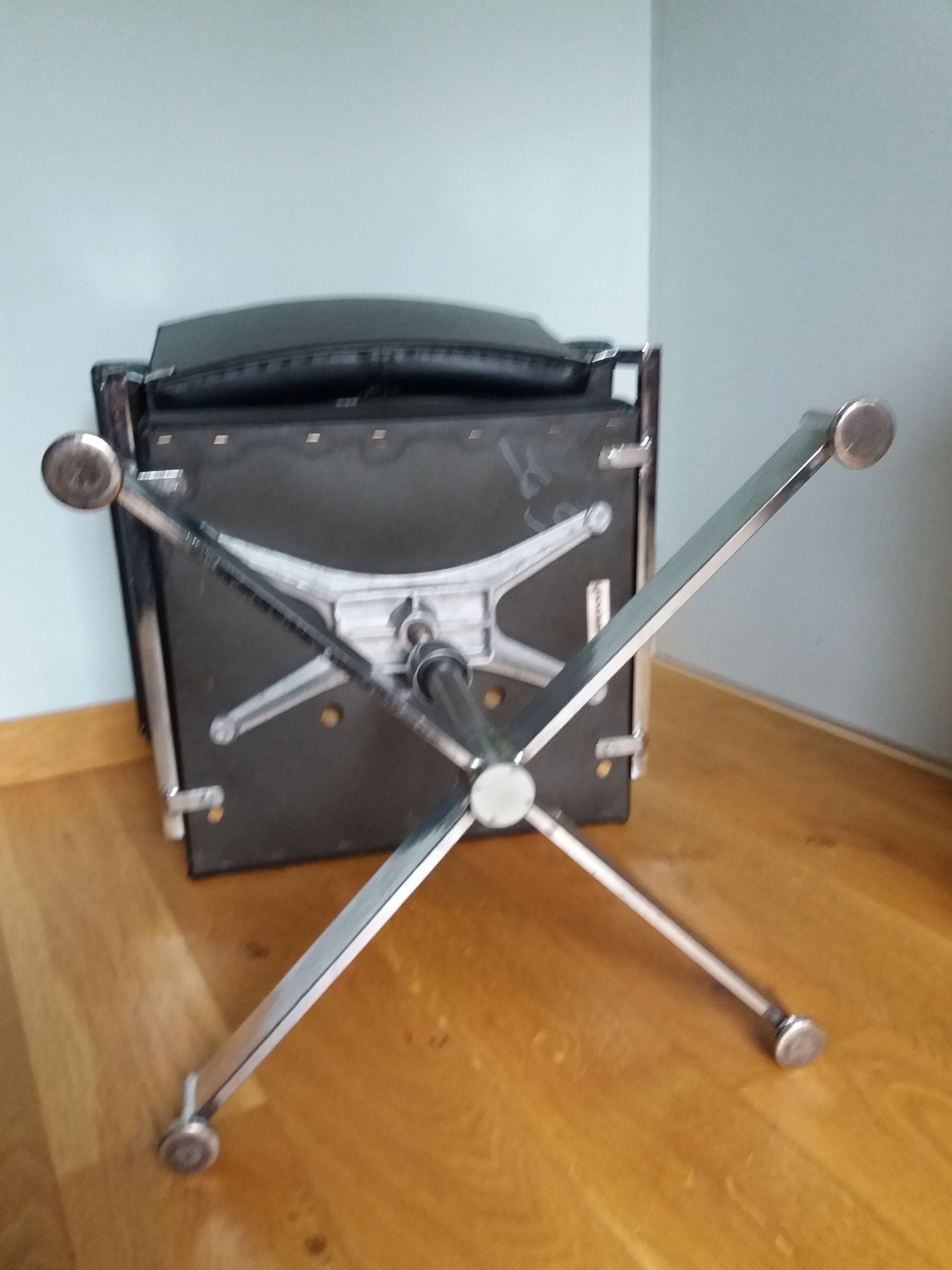 Swivel office chair Strafor with chrome metal and black faux leather.