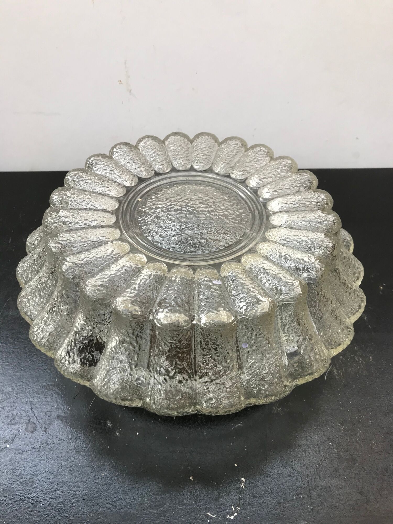 Platfonr Applied Rond Moulded Glass - Vintage Black Metal Support