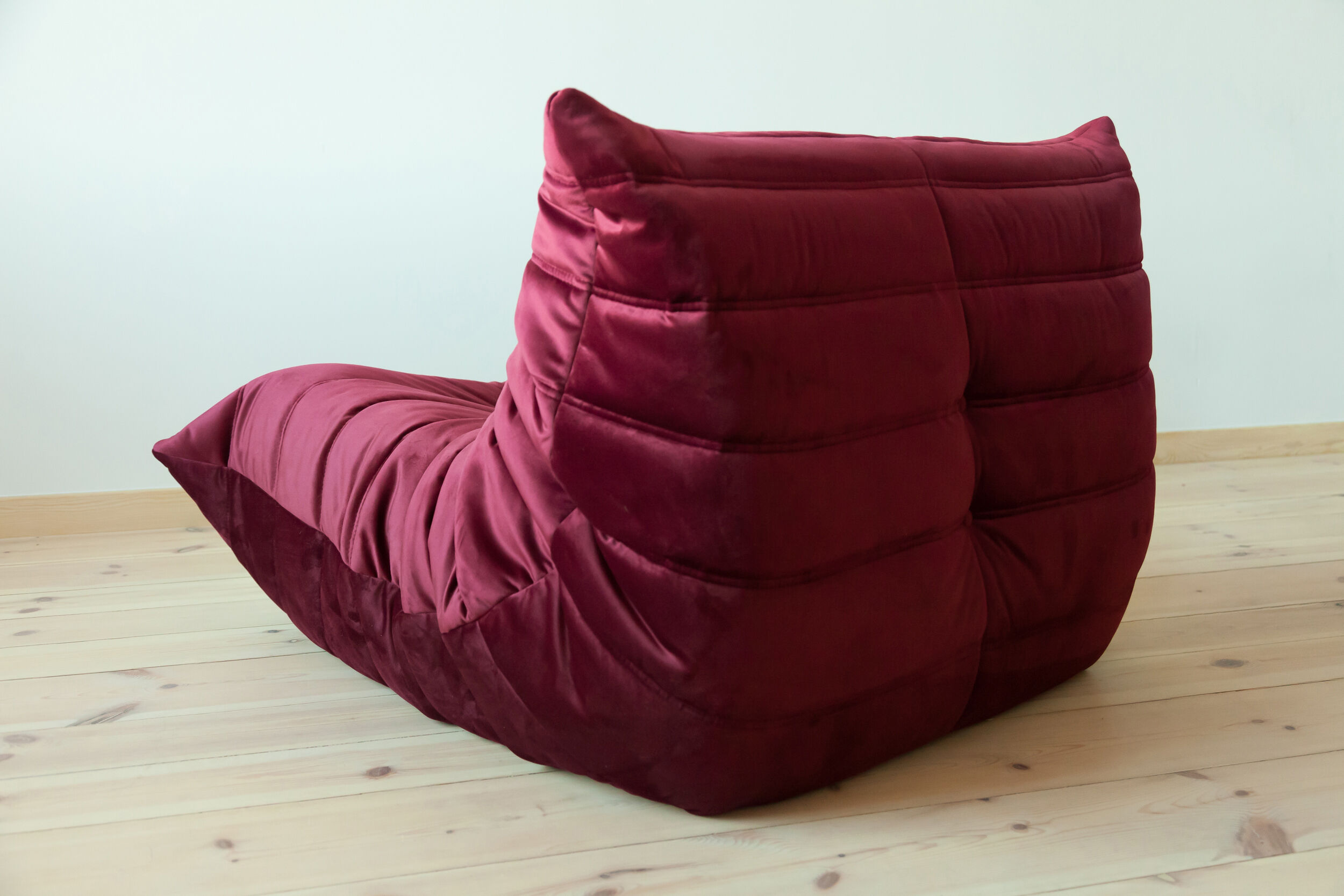 Chauffeuse et pouf Togo en velours bordeaux modèle dessiné par Michel Ducaroy 1973