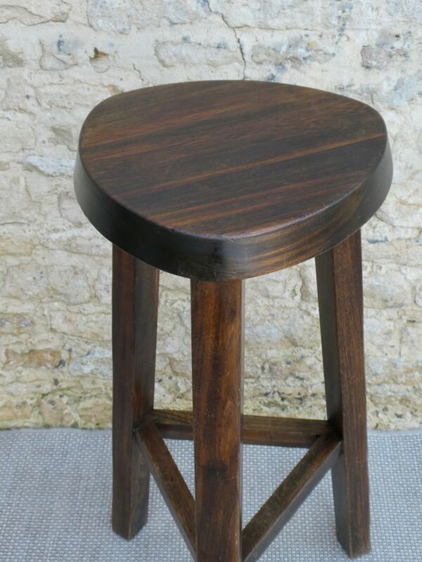 Tabouret haut tripode, de bar, en bois massif, brutaliste