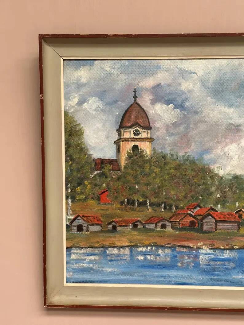 Original Swedish Oil on Panel – “Red Cottages near the Lake” by Unknown Artist 1948 – Vintage & Framed – 63 × 57 cm (24.8" × 22.4")