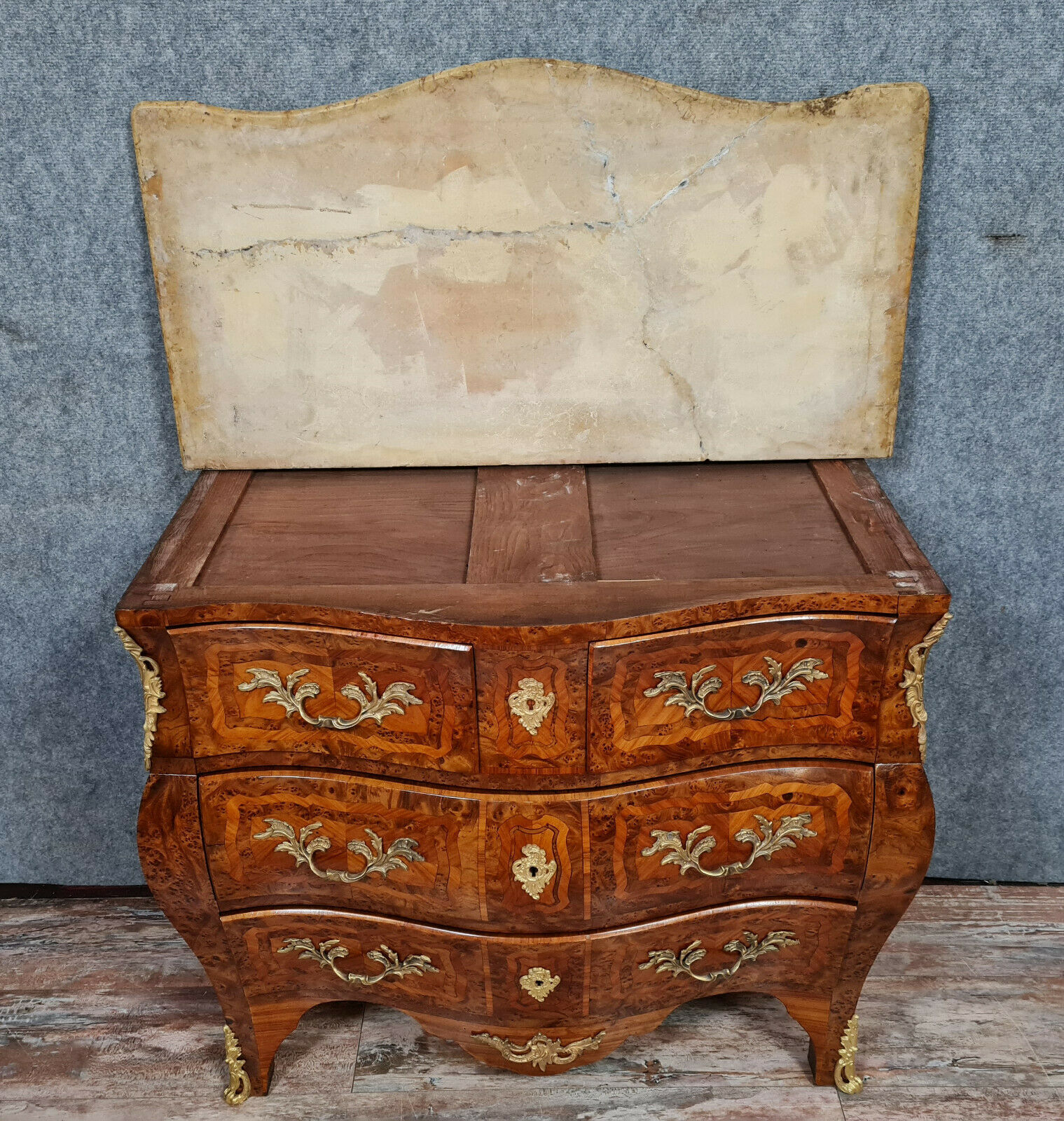 Commode galbée Louis XV en marquèterie de bois précieux vers 1900