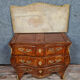 Commode galbée Louis XV en marquèterie de bois précieux vers 1900