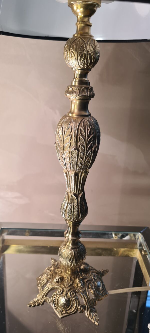 Lampe bronze de style rocaille de luxe  et abat jour plissé  avec gallon 49x25